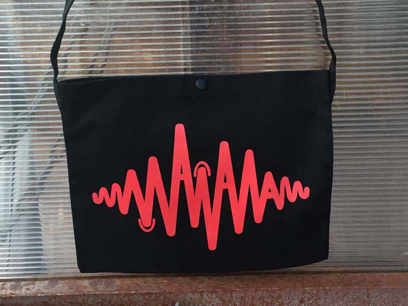 �}�j���[�i�@�I���W�i�� Heart Beat manana logo�̃T�R�b�V���A�o�b�N