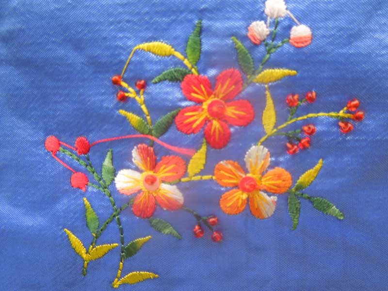 新品　ベトナムの花刺繍の入ったアオザイ デザインのポーチ