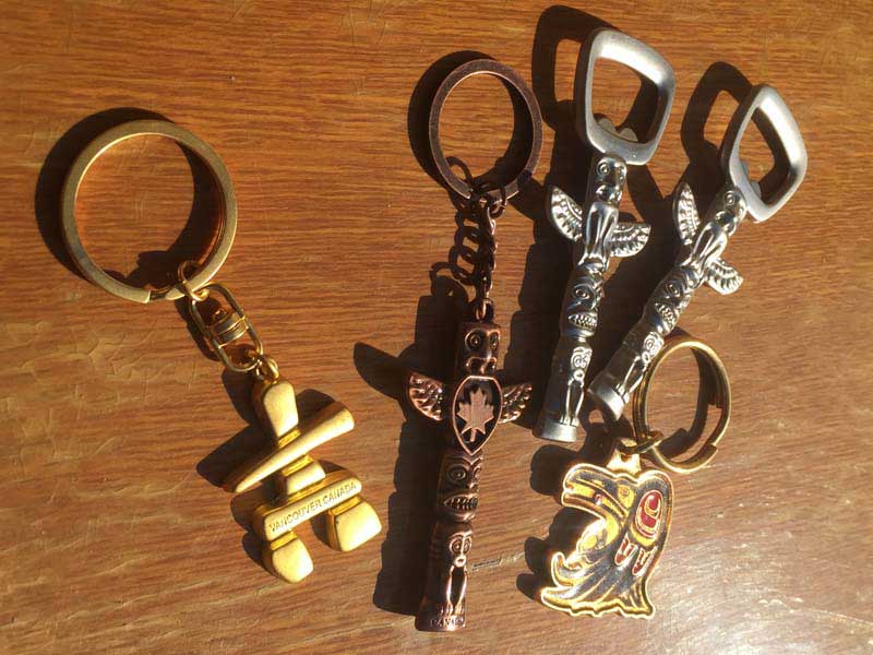 �V�i�@�J�i�_�ōw������ Totem Pole�A�g�[�e���|�[���̃L�[�z���_�[�A�𔲂��A�{�g���I�[�v�i�[