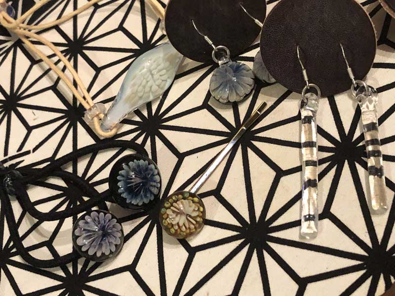 ���e�� �}�z�I yrex Glass ���g�p�����A�[�g�K���X�̃A�N�Z�T���[�A�y���_���g�A�s�A�X�A�w�A�S�� menu