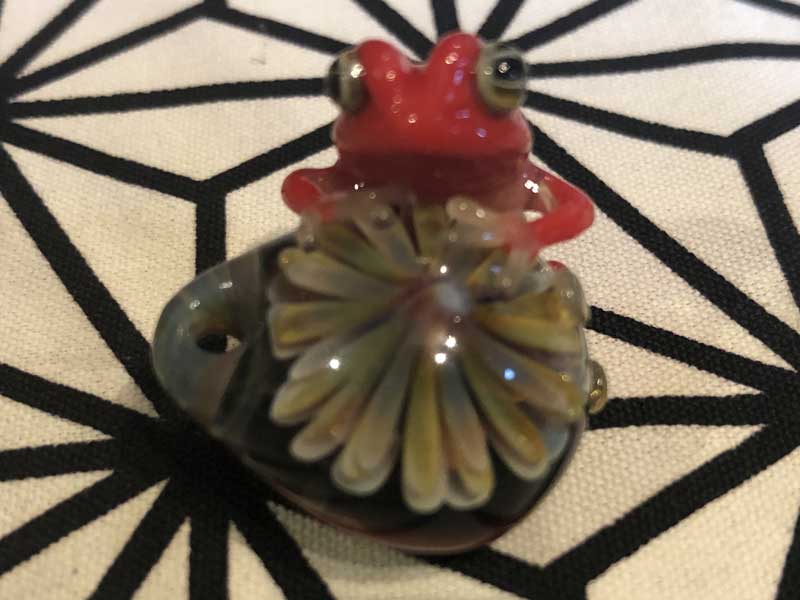 ���e�� �}�z�I Frog �^ x �t�@�i �y���_���g N-2548 �R�t�� Pyrex Glass ���g�p�����A�[�g�K���X�̃l�b�N���X