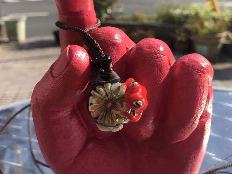 ���e�� �}�z�I Frog �^ x �t�@�i �y���_���g N-2548 �R�t�� Pyrex Glass ���g�p�����A�[�g�K���X�̃l�b�N���X