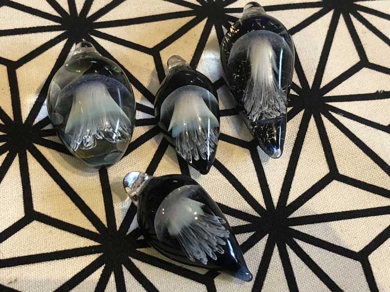 麻覇王 マホオ Pyrex Glass を使用したアートガラスのアクセサリー