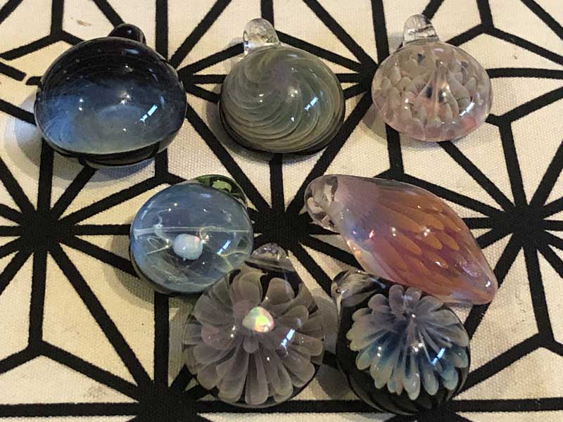麻覇王 マホオ Pyrex Glass を使用したアートガラスのアクセサリー、ペンダント、ネックレス