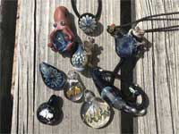 麻覇王 マホオ Pyrex Glass を使用したアートガラスのアクセサリー、ペンダント、ピアス、ヘアゴム menu