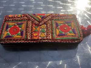 インドのラバリ族が作ったカッチ刺繍の長財布、1点物のハンドメイドのロングワレット02