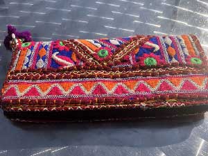 インドのラバリ族が作ったカッチ刺繍の長財布、1点物のハンドメイドのロングワレット004
