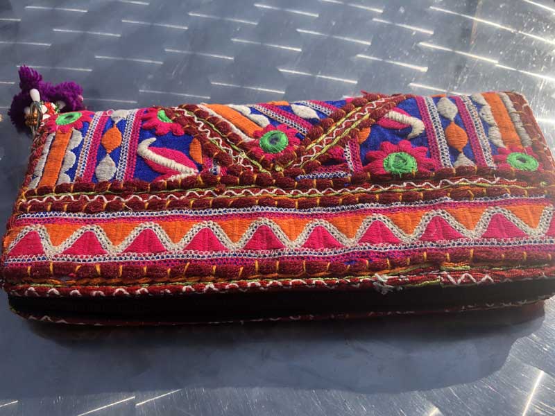 インドのラバリ族が作ったカッチ刺繍の長財布、1点物のハンドメイドのロングワレット