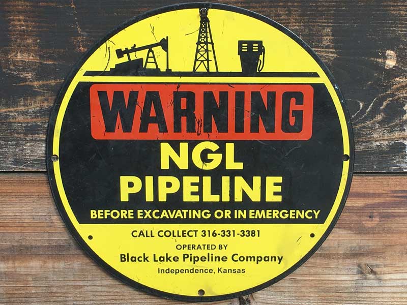 Vintage Warning NGL pipeline sign �r���e�[�W �z�[���[�� NGL�p�C�v���C���̊Ŕ�