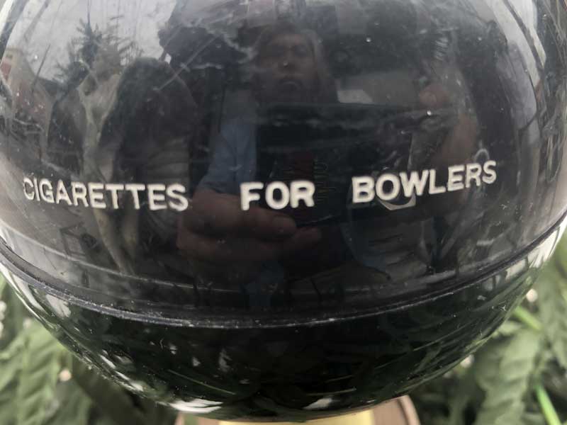 Vintage Cigarettes For Bowlers、ビンテージ ボーリングの球型シガレットホルダー