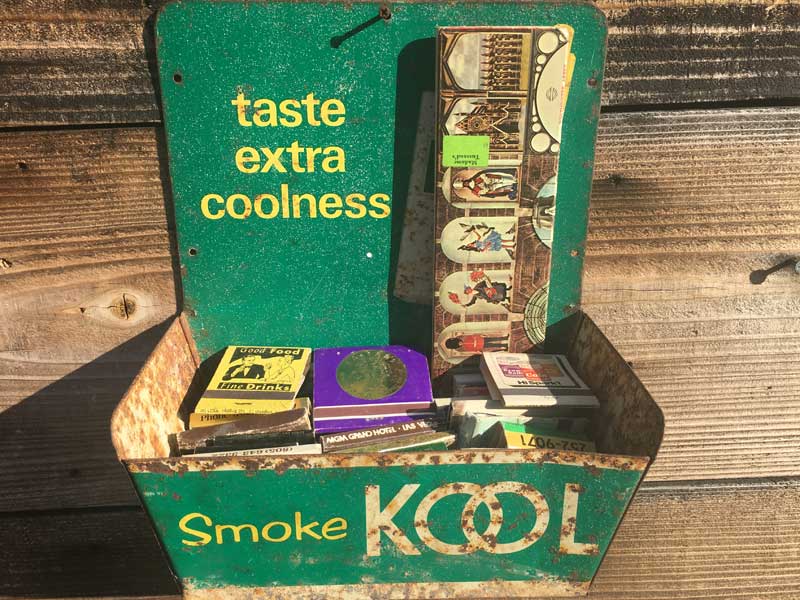 1950's Vintage Kool Tin Match Holder�@50�N�� �r���e�[�W �N�[�� �u���L�ʂ̃}�b�`�z���_�[