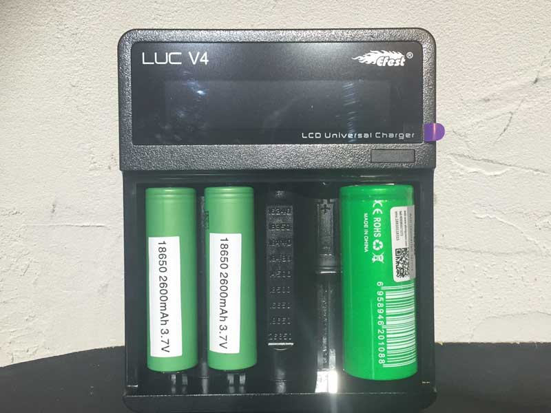 リチウムマンガン電池 バッテリーチャージャー Efest Luc v4 4本同時に充電出来る充電器