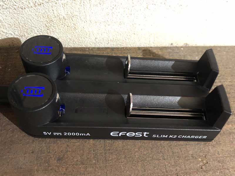 Efest SLIM K2 Intelligent Charger �C�[�t�F�X �X�����`���[�W���[�@�f���A�� 18650��