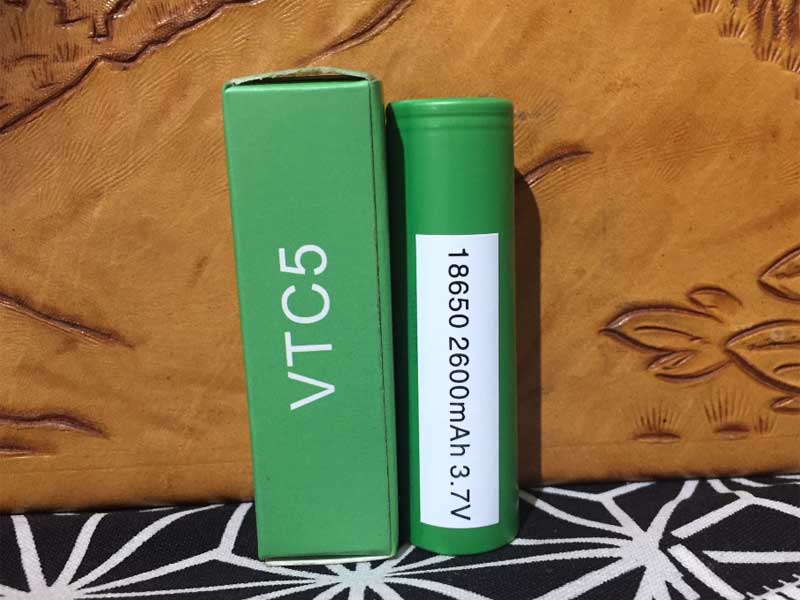 Sony��18650���`�E���}���K���o�b�e���[30A�@�t���b�g�g�b�v