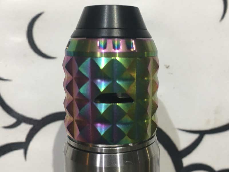 Vandy Vape Capestone RDA �s���~�b�h�X�^�b�Y�̊O�ρA�s���~�b�h�̂悤�ȃf�b�L�̃L���v�X�g��