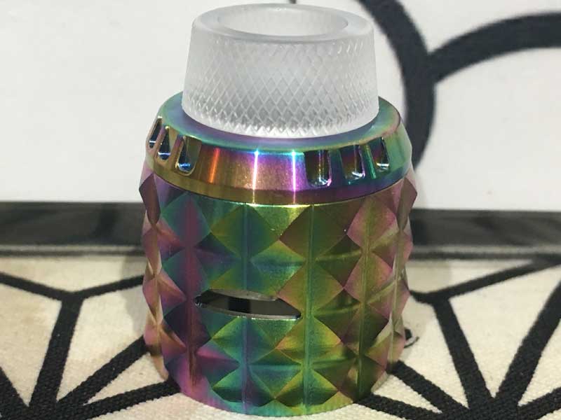 Vandy Vape Capestone RDA �s���~�b�h�X�^�b�Y�̊O�ρA�s���~�b�h�̂悤�ȃf�b�L�̃L���v�X�g��