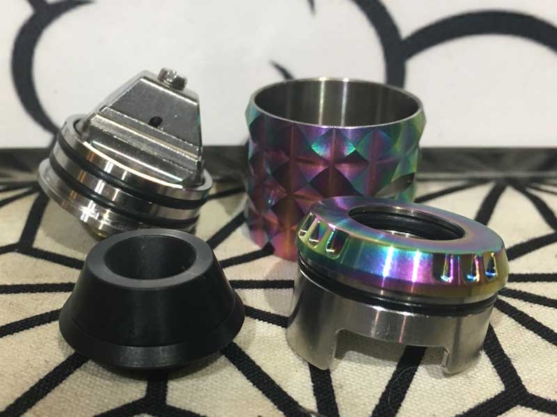 Vandy Vape Capestone RDA �s���~�b�h�X�^�b�Y�̊O�ρA�s���~�b�h�̂悤�ȃf�b�L�̃L���v�X�g��