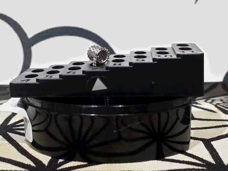 Vandy Vape Capestone RDA �s���~�b�h�X�^�b�Y�̊O�ρA�s���~�b�h�̂悤�ȃf�b�L�̃L���v�X�g��