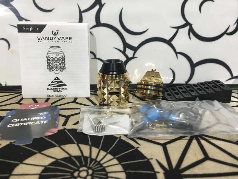 Vandy Vape Capestone RDA �s���~�b�h�X�^�b�Y�̊O�ρA�s���~�b�h�̂悤�ȃf�b�L�̃L���v�X�g��