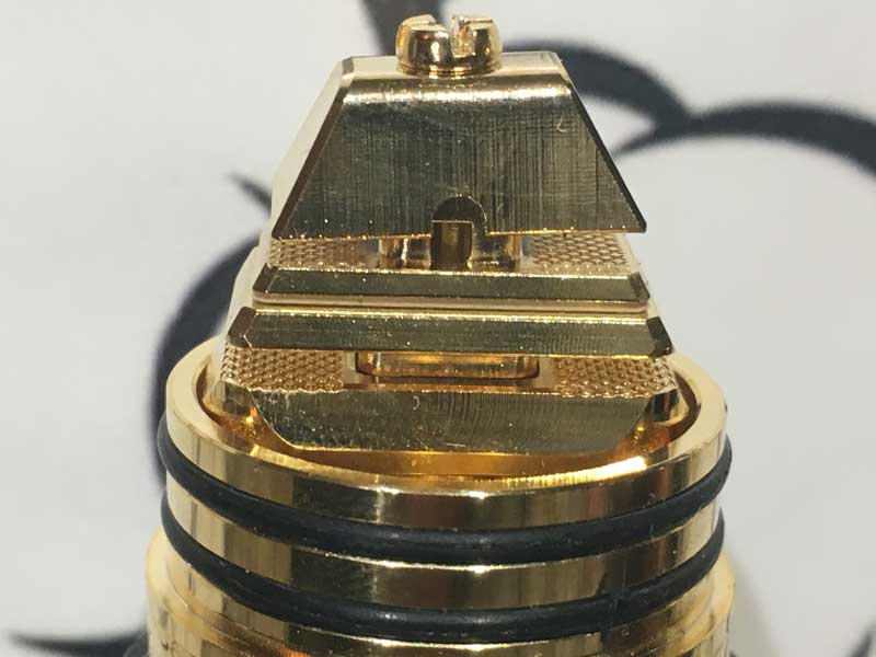 Vandy Vape Capestone RDA �s���~�b�h�X�^�b�Y�̊O�ρA�s���~�b�h�̂悤�ȃf�b�L�̃L���v�X�g��