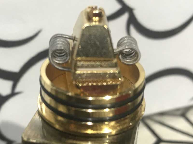 Vandy Vape Capestone RDA �s���~�b�h�X�^�b�Y�̊O�ρA�s���~�b�h�̂悤�ȃf�b�L�̃L���v�X�g��
