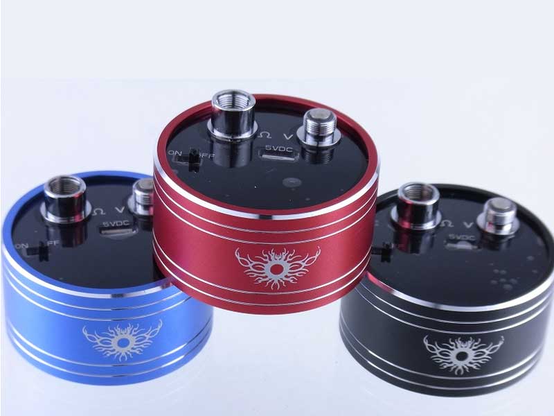 ���r���_�u���p�i�A�r���h�Œ�R�l�𑪂�ۂ̃����[�^�[�AUSB �[�d���̃I�[�����[�^�[�@Red�ABlack�ABlue