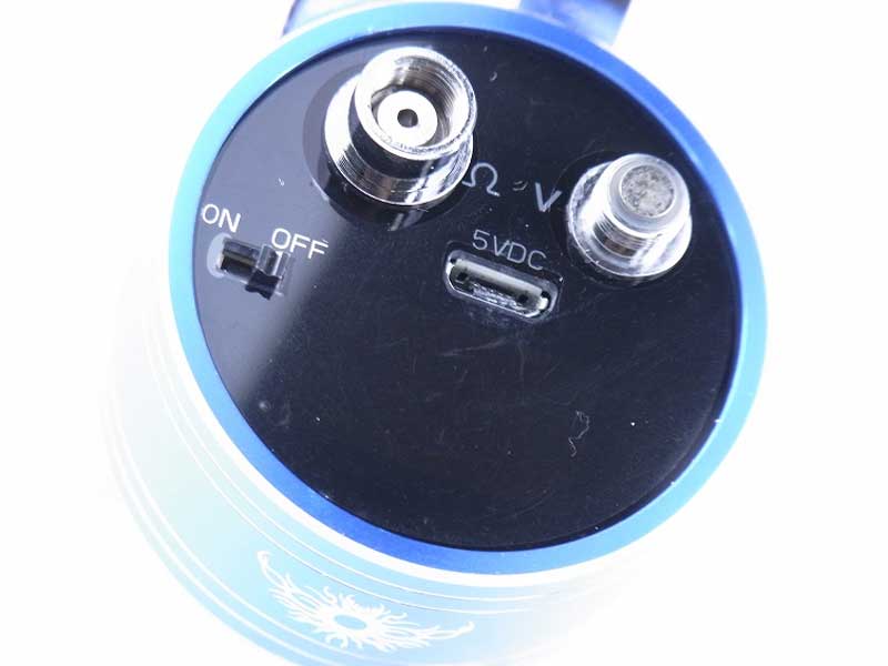 ���r���_�u���p�i�A�r���h�Œ�R�l�𑪂�ۂ̃����[�^�[�AUSB �[�d���̃I�[�����[�^�[�@Blue