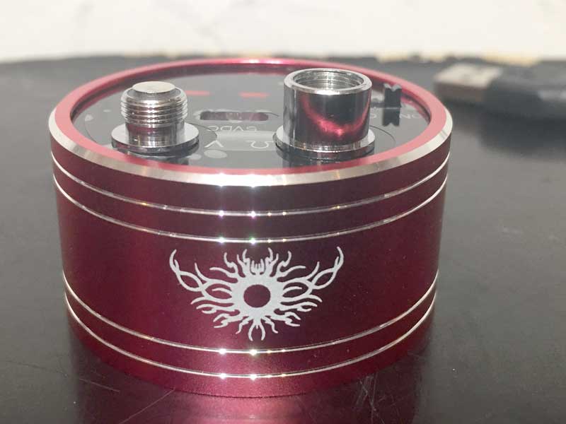 ���r���_�u���p�i�A�r���h�Œ�R�l�𑪂�ۂ̃����[�^�[�AUSB �[�d���̃I�[�����[�^�[�@Red