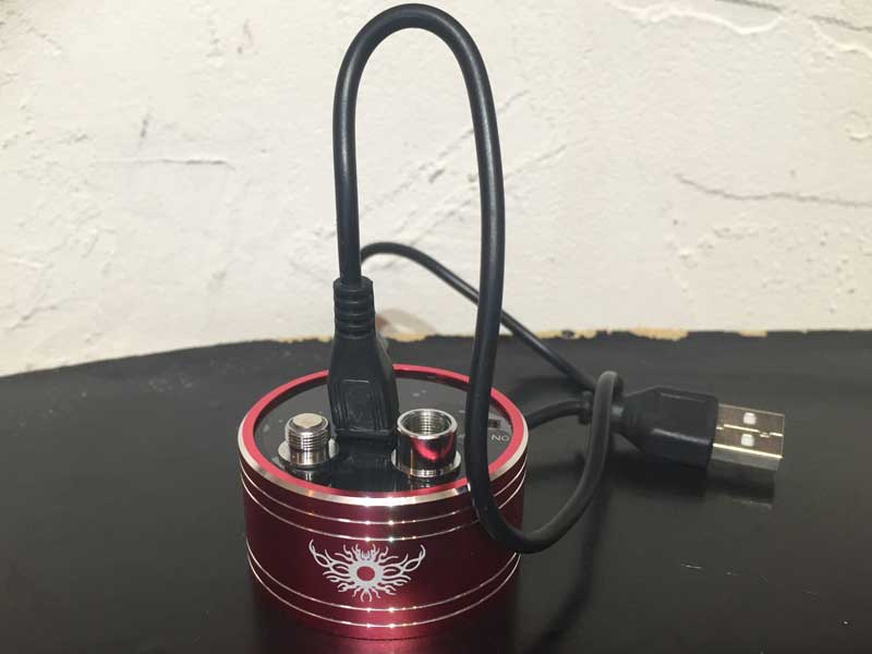 ���r���_�u���p�i�A�r���h�Œ�R�l�𑪂�ۂ̃����[�^�[�AUSB �[�d���̃I�[�����[�^�[�@Red