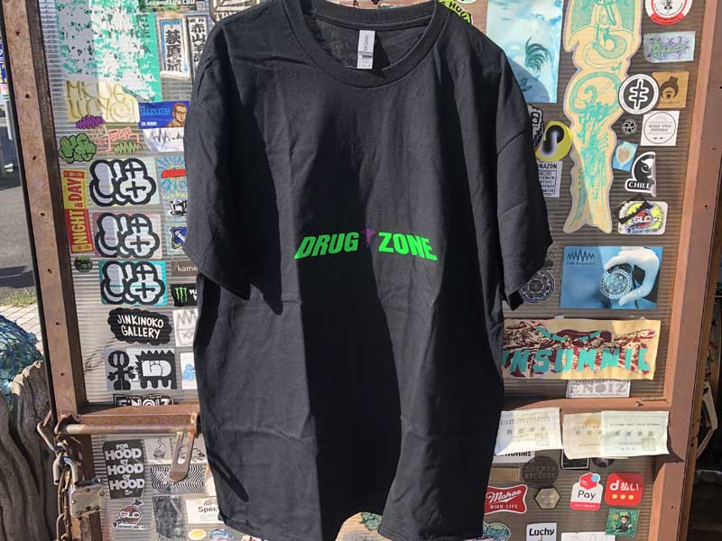 2023 DRUG ZONE by MFP Natural Born Killers サンプリング S/S Tee MF、MAXFREEMAN