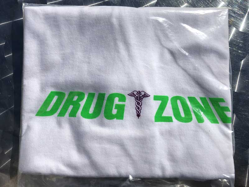 2023 DRUG ZONE by MFP Natural Born Killers サンプリング S/S Tee MF、MAXFREEMAN
