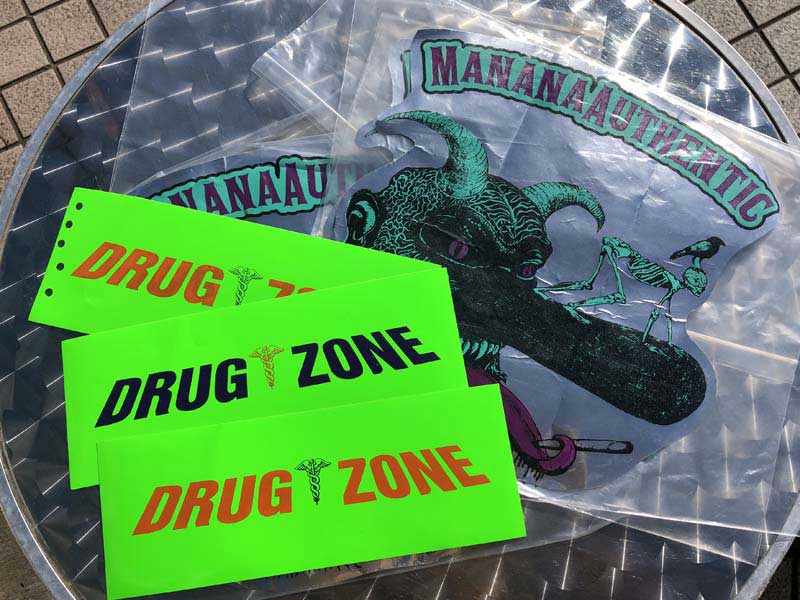 2023 DRUG ZONE by MFP Natural Born Killers サンプリング S/S Tee MF、MAXFREEMAN