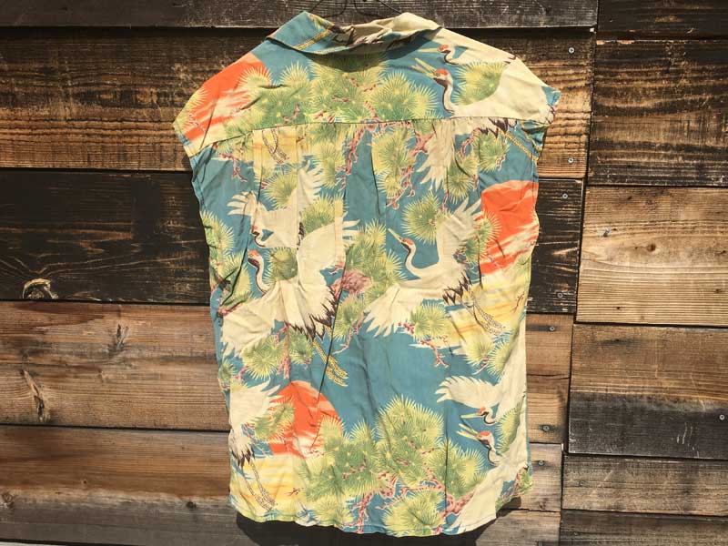 Vintage Aloha shirts レーヨンちりめん素材のノースリーブ リメイク 和柄 鶴x松x太陽のアロハシャツ