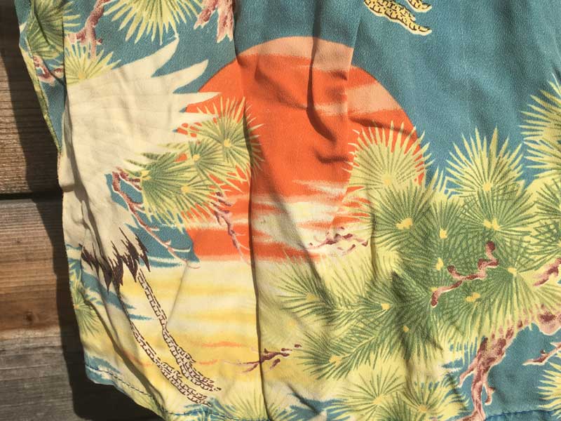 Vintage Aloha shirts レーヨンちりめん素材のノースリーブ リメイク 和柄 鶴x松x太陽のアロハシャツ