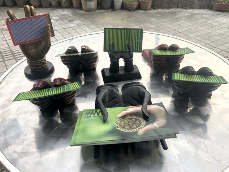 �A�W�A�̎�����`�[�t�Ƃ������h���āA�V���b�v�J�[�h�A�ʐ^���āA�l�p�[���̃��W����/Black