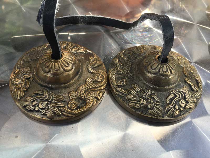 ネパールの真鍮製のドラゴン柄のティンシャ 6cm、チベタン・シンバル、ヨガ、マインドフルネス