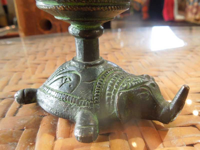 Nepal ネパールの真鍮製の蓮の花と象のキャンドルスタンド　青銅仕上げ、Brass Lotus Candle Stand