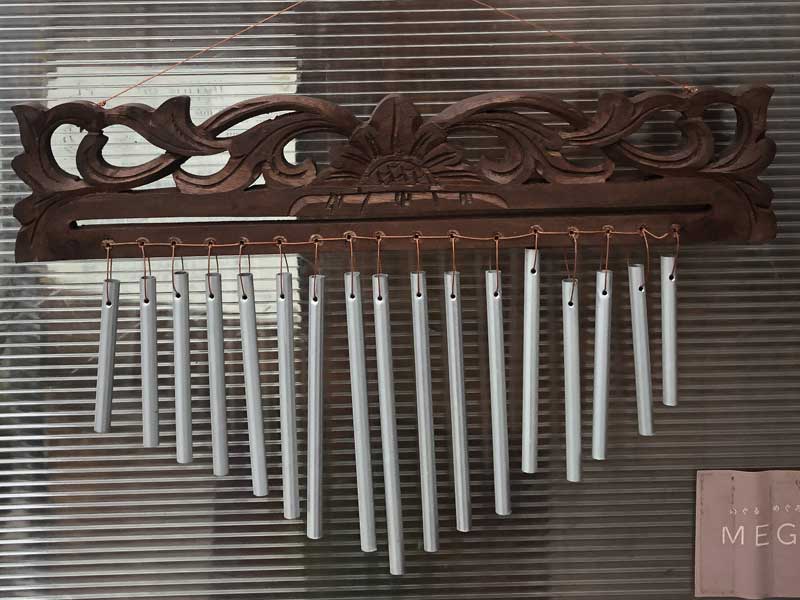 Hanger chime�A�o�����̖ؒ���̃n���K�[�`���C���A�h�A�x���A�E�H�[���f�R