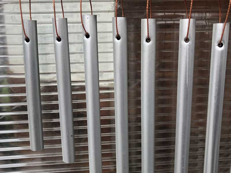 Hanger chime�A�o�����̖ؒ���̃n���K�[�`���C���A�h�A�x���A�E�H�[���f�R