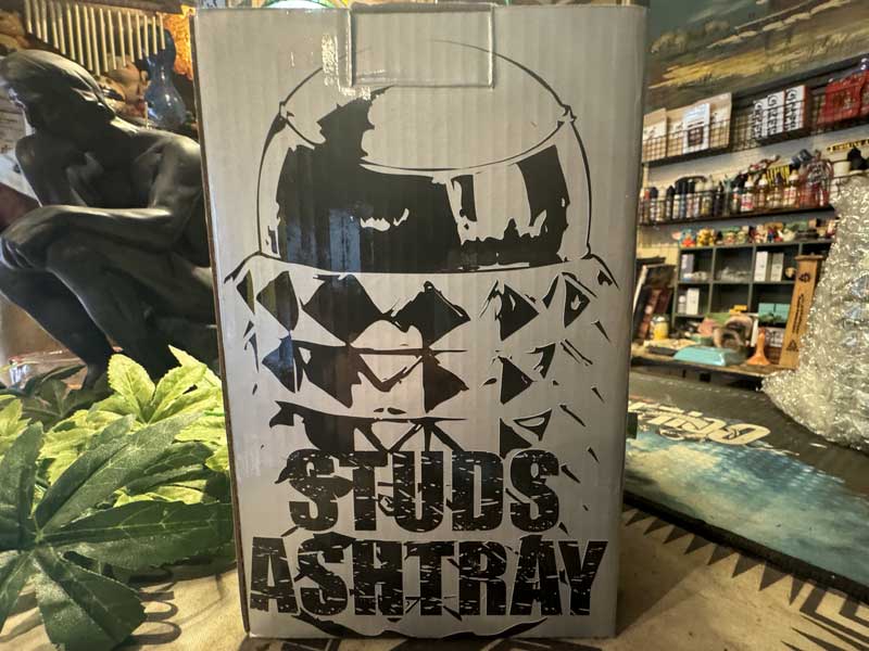 Punks(パンクス)御用達? Studs Ashtray 陶器xスチール製のスタッズアッシュトレイ