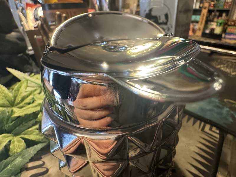 Punks(パンクス)御用達? Studs Ashtray 陶器xスチール製のスタッズアッシュトレイ