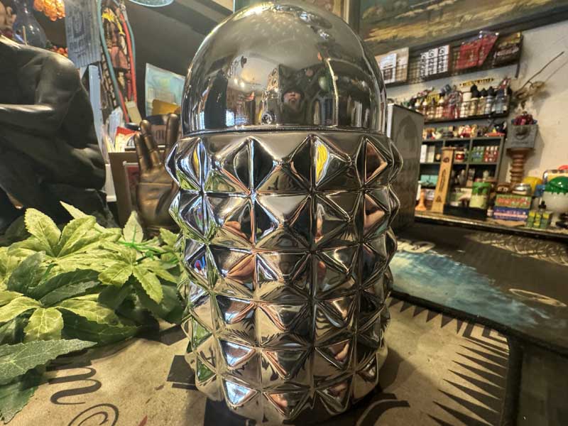 Punks(パンクス)御用達? Studs Ashtray 陶器xスチール製のスタッズアッシュトレイ