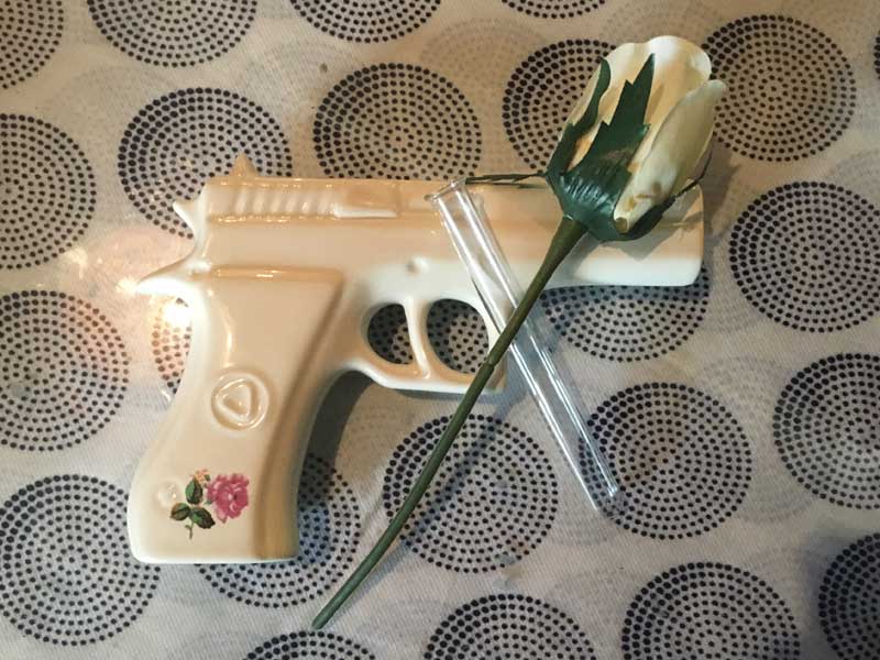 �V�i SUCK UK Wall Gun Vase �T�b�NUK �K���A�e�^�@�ǖʐݒu�̈�֍����A�ԕr