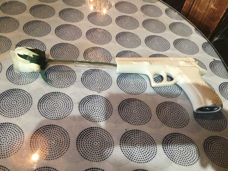 �V�i SUCK UK Wall Gun Vase �T�b�NUK �K���A�e�^�@�ǖʐݒu�̈�֍����A�ԕr