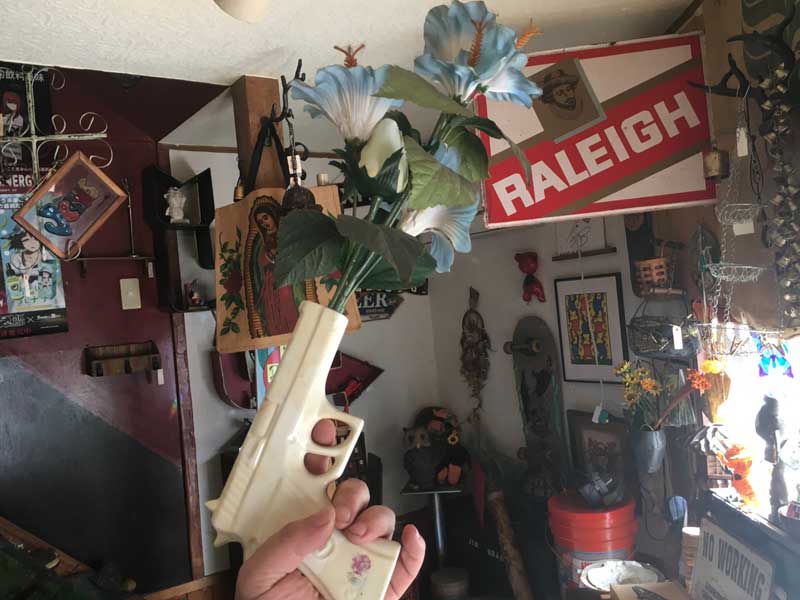 �V�i SUCK UK Wall Gun Vase �T�b�NUK �K���A�e�^�@�ǖʐݒu�̈�֍����A�ԕr