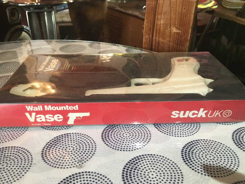 �V�i SUCK UK Wall Gun Vase �T�b�NUK �K���A�e�^�@�ǖʐݒu�̈�֍����A�ԕr