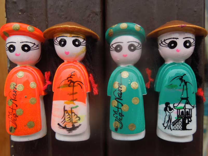 �V�i �x�g�i���̃A�I�U�C�𒅂��j�̎q�A���̎q�̃}�O�l�b�g�Z�b�g�A����