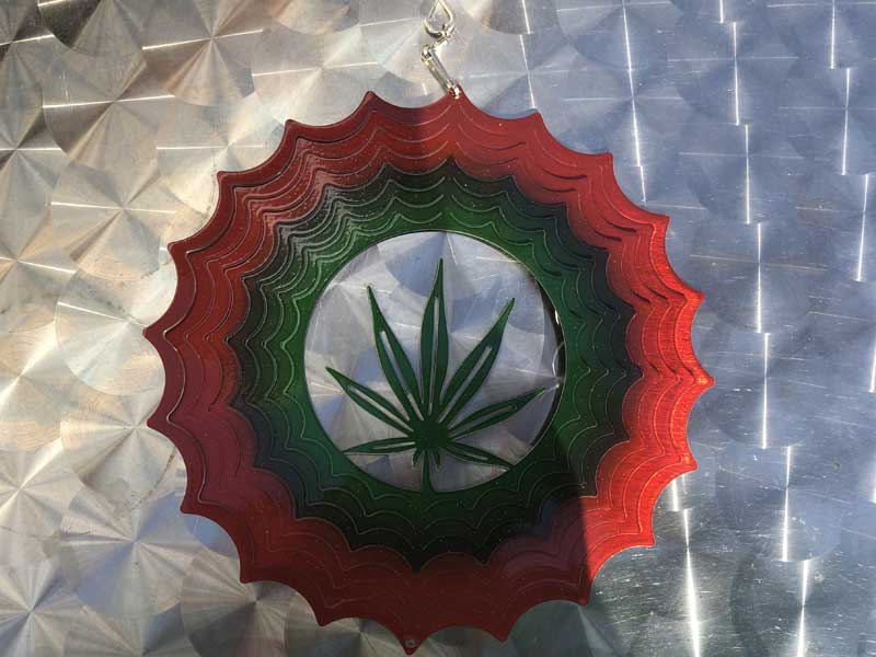 Wind Spinner 8 inch Hemp Leaf�A���o���ʔ��Q�Ȏ��R�̌b�ݎG�݁@�w���v�� �f�U�C���@�E�B���h�X�s�i�[