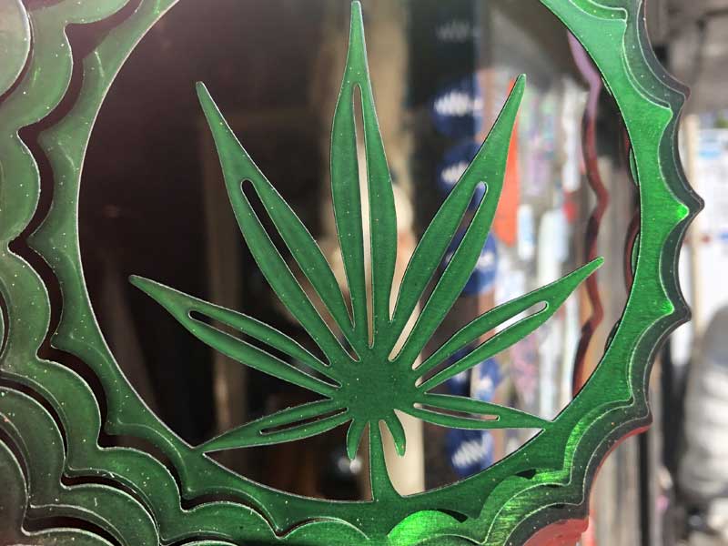 Wind Spinner 8 inch Hemp Leaf�A���o���ʔ��Q�Ȏ��R�̌b�ݎG�݁@�w���v�� �f�U�C���@�E�B���h�X�s�i�[