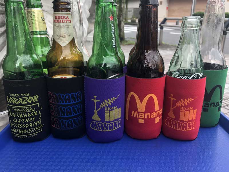 manana origial koozie by CORAZON �}�j���[�ix�R���\���@�N�[�W�[�A�h�����N�z���_�[